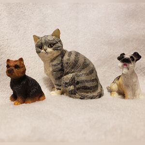 Grey Tiger Tabby Cat By Russ Berrie & Co plus two dogs